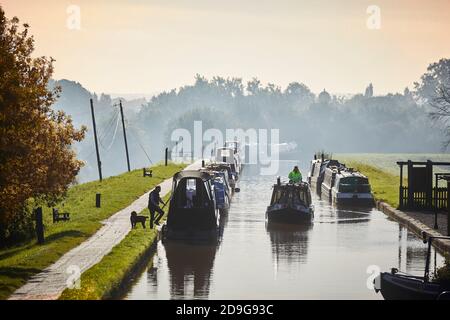 Mattina piena di impegni presso il porticciolo di Nantwich Canal Centre Cheshire sullo Shropshire Union Canal Foto Stock