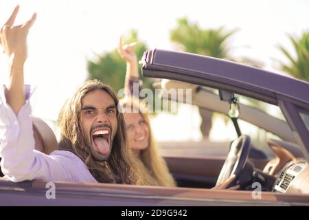 Uomo alla guida di auto con notizie sul computer di bordo Foto stock - Alamy