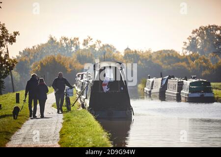 Mattina piena di impegni presso il porticciolo di Nantwich Canal Centre Cheshire sullo Shropshire Union Canal Foto Stock