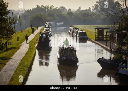 Mattina piena di impegni presso il porticciolo di Nantwich Canal Centre Cheshire sullo Shropshire Union Canal Foto Stock