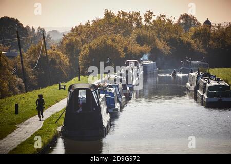 Mattina piena di impegni presso il porticciolo di Nantwich Canal Centre Cheshire sullo Shropshire Union Canal Foto Stock