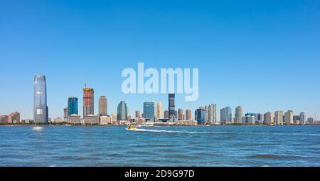 Skyline di Jersey City in una soleggiata giornata estiva, Stati Uniti. Foto Stock