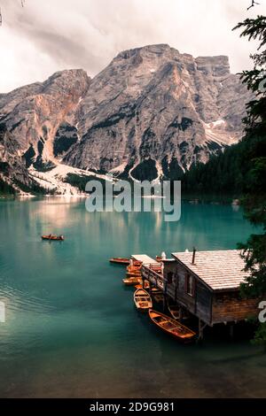 Bellissimo lago di braies in Italia dall'alto Foto Stock