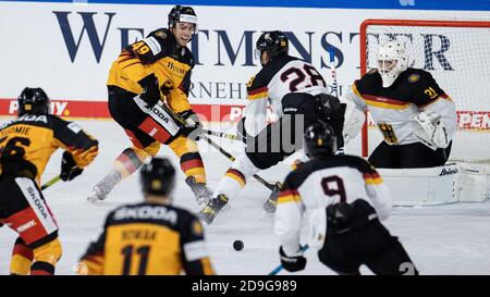 Krefeld, Germania. 05 novembre 2020. Hockey su ghiaccio: Germania Cup, Germania - DEB Top Team Pechino, palco di gruppo, 1° giorno di gioco nella Yayla Arena. Maximilian Kammerer in Germania (49, 2° da sinistra) e John Rogl (28, 3° da destra) da TTP cercano di arrivare al puck. Credit: Rolf Vennenbernd/dpa/Alamy Live News Foto Stock