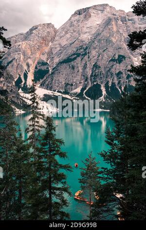 Bellissimo lago di braies in Italia dall'alto Foto Stock