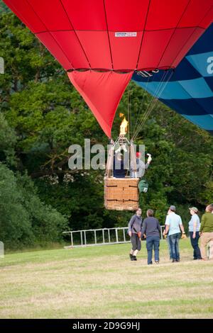 Volo in mongolfiera alla Cheltenham Balloon Fiesta Cheltenham Inghilterra Regno Unito Foto Stock
