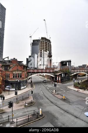 Manchester, Regno Unito. 5 novembre 2020. Primo giorno del secondo blocco. La porta d'ingresso al centro di Manchester è praticamente deserta lungo Deansgate nel Foto Stock