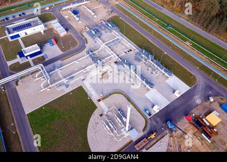 Lubmin, Germania. 05 novembre 2020. Gli installatori lavorano presso la stazione di raccolta dei suini per il gasdotto Nord Stream 2 del Mar Baltico nell'impianto di sbarco del gas. (Vista aerea con un drone) inizialmente, il gasdotto per il gas naturale dalla Russia era previsto per entrare in funzione alla fine del 2019. Quasi otto miliardi di euro sono già stati investiti nel gasdotto. Attualmente, 150 dei 2,360 chilometri del doppio ramo del gasdotto tedesco-russo Nord Stream 2 mancano ancora. Credit: Jens Büttner/dpa-Zentralbild/dpa/Alamy Live News Foto Stock