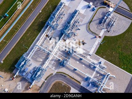 Lubmin, Germania. 05 novembre 2020. Gli installatori lavorano presso la stazione di raccolta dei suini per il gasdotto Nord Stream 2 del Mar Baltico nell'impianto di sbarco del gas. (Vista aerea con un drone) inizialmente, il gasdotto per il gas naturale dalla Russia era previsto per entrare in funzione alla fine del 2019. Quasi otto miliardi di euro sono già stati investiti nel gasdotto. Attualmente, 150 dei 2,360 chilometri del doppio ramo del gasdotto tedesco-russo Nord Stream 2 mancano ancora. Credit: Jens Büttner/dpa-Zentralbild/dpa/Alamy Live News Foto Stock