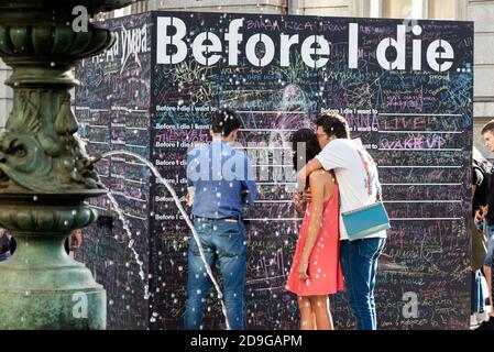 Persone che scrivono e leggono messaggi su una lavagna o lavagna Muro per il progetto pubblico d'arte interattiva Before i Die A Sofia Bulgaria Europa Foto Stock