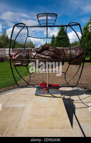 Stretta di mano per descrivere il memoriale della tregua di Natale 1914 WW1 a. Il National Arboretum Alrewas Staffordshire Inghilterra Regno Unito Foto Stock