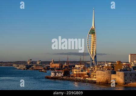 l'entrata allo storico porto portuale di portsmouth sulla costa sud del regno unito sul solent. Foto Stock