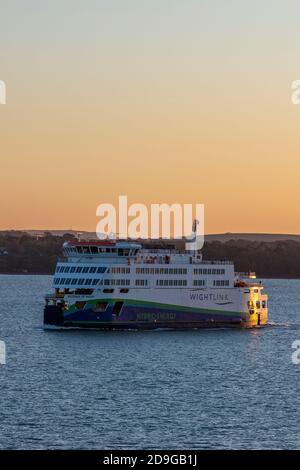 L'isola di wight traghetto Victoria of wight al tramonto attraversando il solent nella bella luce calda della sera. Foto Stock