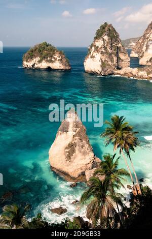 Vista su Diamond Beach, Nusa Penida vicino Bali in Indonesia. Alte scogliere rendono questa spiaggia bella e unica Foto Stock