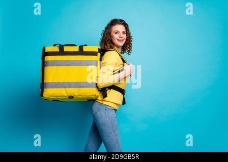 Profilo ritratto vista laterale di lei bella bella allegra allegra ragazza con capelli ondulati e faticosa che consegna il frigorifero da asporto che si isola luminoso Foto Stock