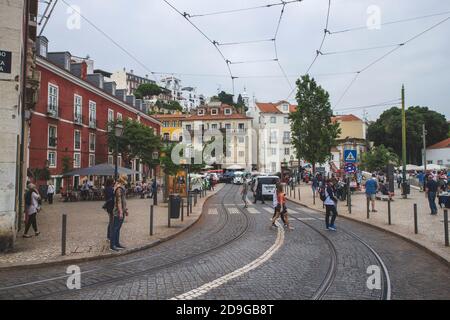 Lisabon/Portogallo-31 maggio 2017: Belle vecchie case della città vecchia di Lisbona sulla collina, piena di persone Foto Stock