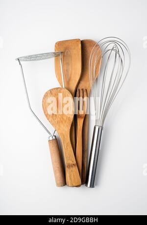 Set di utensili da cucina su sfondo chiaro. Foto Stock