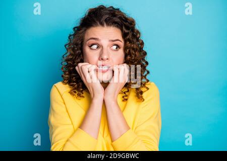 Primo piano ritratto di lei bella bella paura preoccupato colpevole ragazza con capelli ondulati in attesa di cattive notizie guardando da parte mordere unghie isolato Foto Stock