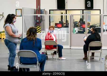 Las Vegas, Nevada, Stati Uniti. 05 novembre 2020. Gli osservatori dei sondaggi osservano i conteggi dei sondaggi presso il Clark County Election Center di Las Vegas, Nevada, il 05 novembre 2020. Credit: Dee CEE carter/Media Punch/Alamy Live News Foto Stock