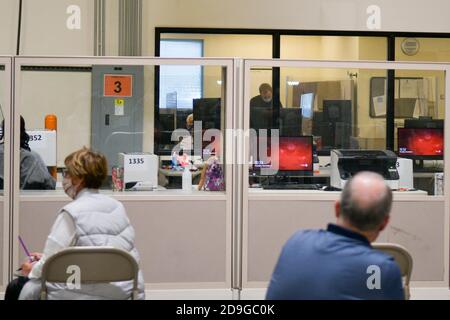 Las Vegas, Nevada, Stati Uniti. 05 novembre 2020. Gli osservatori dei sondaggi osservano i conteggi dei sondaggi presso il Clark County Election Center di Las Vegas, Nevada, il 05 novembre 2020. Credit: Dee CEE carter/Media Punch/Alamy Live News Foto Stock