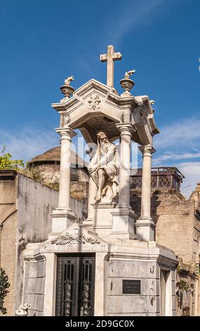 Buenos Aires, Argentiana - 19 dicembre 2008: Cimitero la Recoleta. Closeup della statua di mosè sotto baldacchino in cima al mausoleo della famiglia Francisco Gomez Foto Stock