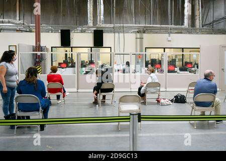 Las Vegas, Nevada, Stati Uniti. 05 novembre 2020. Gli osservatori dei sondaggi osservano i conteggi dei sondaggi presso il Clark County Election Center di Las Vegas, Nevada, il 05 novembre 2020. Credit: Dee CEE carter/Media Punch/Alamy Live News Foto Stock