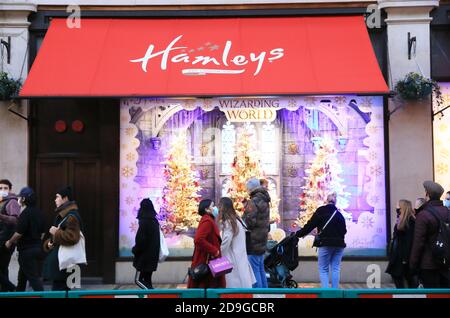 Il negozio di giocattoli Hamleys su Regents Street, affollato con gli amanti dello shopping natalizio il giorno prima della chiusura dei negozi per la seconda chiusura nazionale per Covid-19, nel centro di Londra, Regno Unito Foto Stock