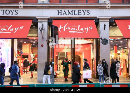 Il negozio di giocattoli Hamleys su Regents Street, affollato con gli amanti dello shopping natalizio il giorno prima della chiusura dei negozi per la seconda chiusura nazionale per Covid-19, nel centro di Londra, Regno Unito Foto Stock