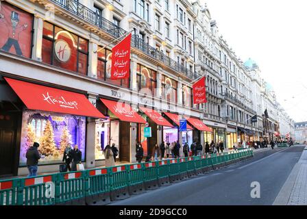 Il negozio di giocattoli Hamleys su Regents Street, affollato con gli amanti dello shopping natalizio il giorno prima della chiusura dei negozi per la seconda chiusura nazionale per Covid-19, nel centro di Londra, Regno Unito Foto Stock