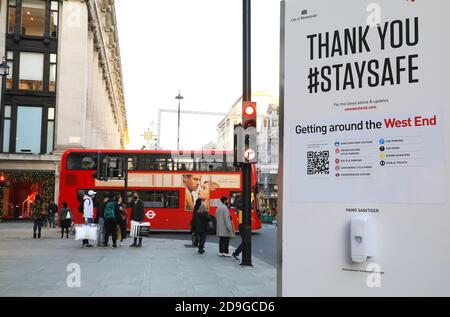Oxford Street affollata di gente che fa il loro shopping di Natale il 4 novembre 2020, prima che i negozi chiuda nella seconda lockdown nazionale per Covid-19 il 5 novembre, a Londra, Regno Unito Foto Stock