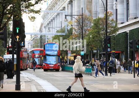 Oxford Street è molto affollata di gente che fa il loro shopping di Natale il 4 novembre 2020, prima che i negozi chiuda nella seconda chiusura nazionale per Covid-19 il 5 novembre, a Londra, Regno Unito Foto Stock