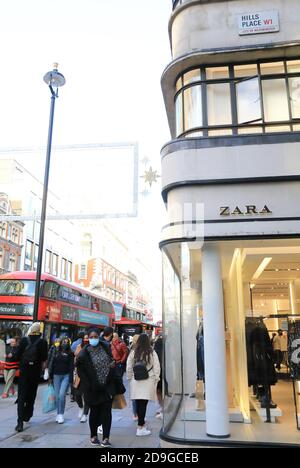 Oxford Street è molto affollata di gente che fa il loro shopping di Natale il 4 novembre 2020, prima che i negozi chiuda nella seconda chiusura nazionale per Covid-19 il 5 novembre, a Londra, Regno Unito Foto Stock