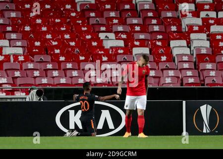 Lisbona, Portogallo. 5 Nov 2020. Alfredo Morelos of Rangers FC (L) festeggia dopo aver segnato un gol durante la partita di calcio del gruppo D della UEFA Europa League tra SL Benfica e Rangers FC allo stadio Luz di Lisbona, Portogallo, il 5 novembre 2020. Credit: Pedro Feuza/ZUMA Wire/Alamy Live News Foto Stock