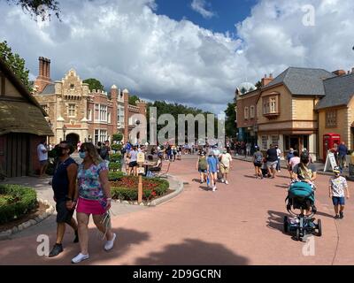 orlando, FL/USA-10/24/20: Persone che camminano per l'area inglese della vetrina mondiale a EPCOT al Disney World di Orlando, Florida. Foto Stock