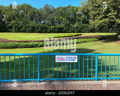 Orlando, FL/USA - 10/14/20: Il cartello dell'area parcheggio per passeggini fuori dal Living Seas Pavillion di EPCOT a Walt Disney World. Foto Stock