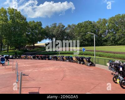 Orlando, FL/USA - 10/14/20: L'area parcheggio per passeggini fuori dal Living Seas Pavillion di EPCOT al Walt Disney World. Foto Stock