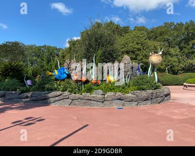 Orlando, FL/USA - 10/14/20: Le statue dei personaggi Little Nemo fuori dal Living Seas Pavillion di EPCOT al Walt Disney World. Foto Stock