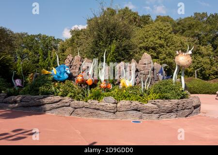 Orlando, FL/USA - 10/14/20: Le statue dei personaggi Little Nemo fuori dal Living Seas Pavillion di EPCOT al Walt Disney World. Foto Stock