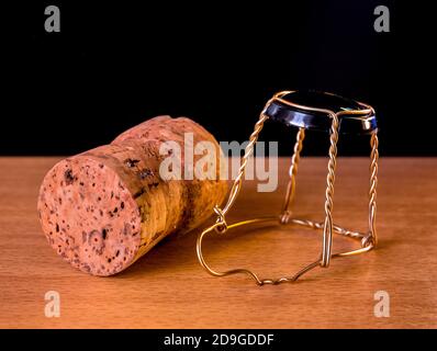 Tappo di sughero da champagne vino è tagliato a metà. Isolato su bianco  studio macro set Foto stock - Alamy