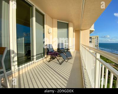 North Hutchinson Island, FL/USA -10/9/20: Un lanai a tema spiaggia in un complesso condominiale in Florida. Foto Stock