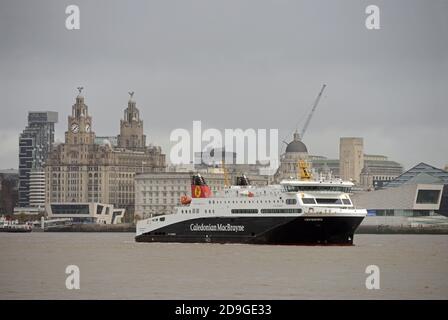 CALEDONIAN MACBRAYNE traghetto LOCH SEAFORTH, arriva nel FIUME MERSEY per la revisione al CANTIERE navale DI BIRKENHEAD CAMMELL LAIRD Foto Stock