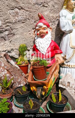 Statua di GNOME a Pesariis, Friuli-Venezia Giulia, Italia Foto Stock