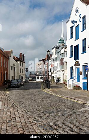 Old Portsmouth (Bath Square) con la Spinnaker Tower dietro e il Portsmouth Sailing Club in primo piano Portsmouth, Inghilterra, Regno Unito Foto Stock