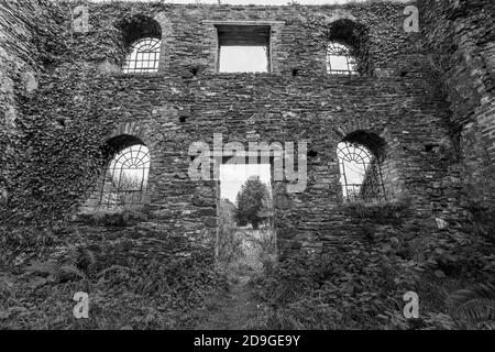 La vecchia casa sinuosa abbandonata un tempo utilizzata dal Brendon Azienda di minerali di ferro delle colline nel Parco Nazionale di Exmoor Foto Stock