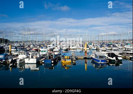 Barche ormeggiate a Brixham Harbour Brixham Devon Inghilterra UK Foto Stock