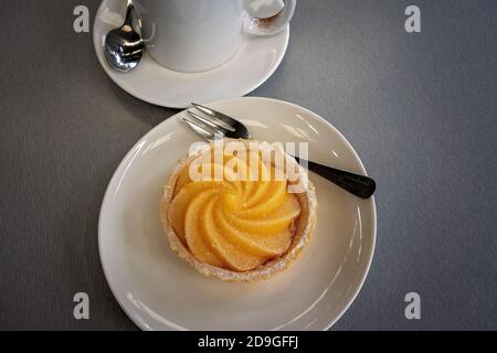 Crostata di limone e caffè per il tè del mattino dall'alto verso il basso Foto Stock