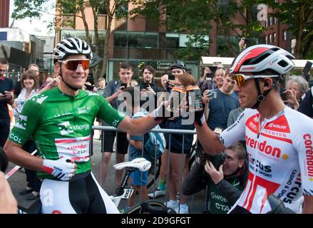 Mathieu van der Poel festeggia dopo aver vinto la fase finale e GC nel Tour 2019 della Gran Bretagna. I piloti hanno preso parte alla fase finale del Tour of Britain che si è concluso a Manchester's Deansgate, Regno Unito. Foto Stock