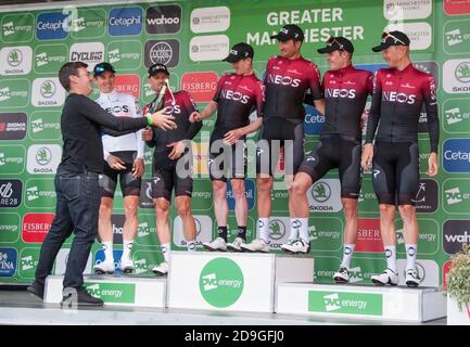 INEOS festeggia il miglior team del 2019 Tour of Britain. I piloti hanno preso parte alla fase finale del Tour of Britain che si è concluso a Manchester's Deansgate, Regno Unito. Foto Stock