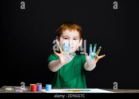 ritratto di un ragazzino dai capelli rossi Foto Stock