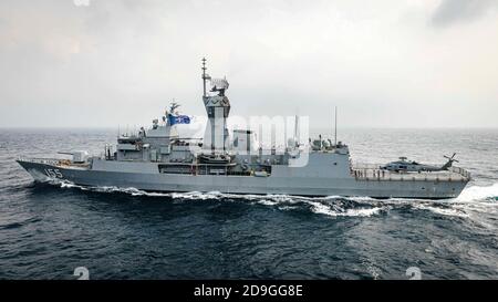 La Royal Australian Navy Anzac-classe fregata HMAS Ballarat durante l'esercizio Malabar 2020 3 novembre 2020 nell'Oceano Indiano. Foto Stock